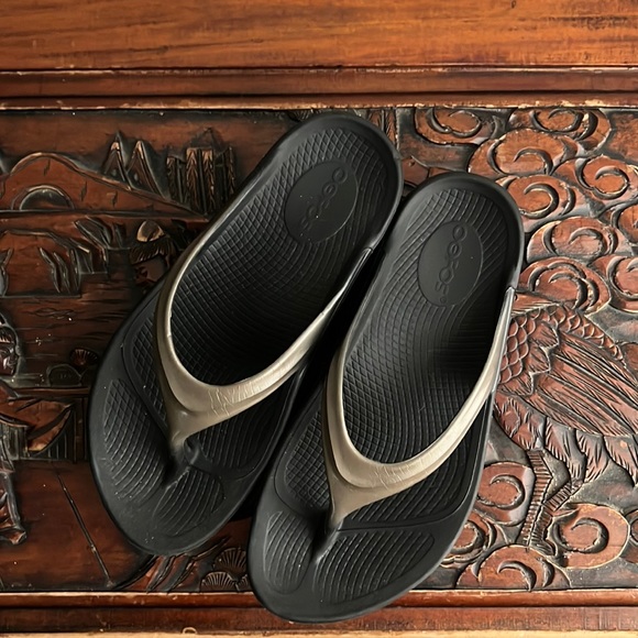 OOFOS Shoes - OOFOS “OohLaLa” Gold Luxe Flip Flop Sandals Size: 6 - worn once - no box